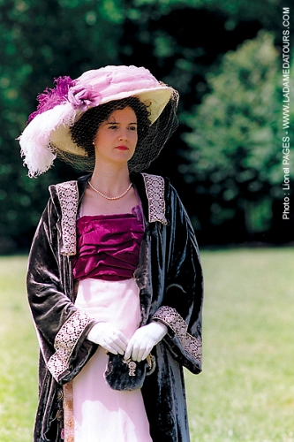 Ensemble vers 1912, robe brodée et manteau "à la Poiret" en velours de soie